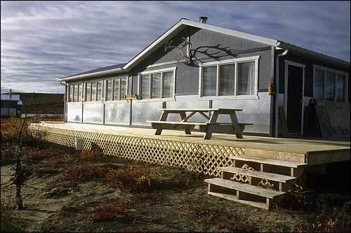 Peterson'S Point Lake Lodge Yellowknife Exterior photo