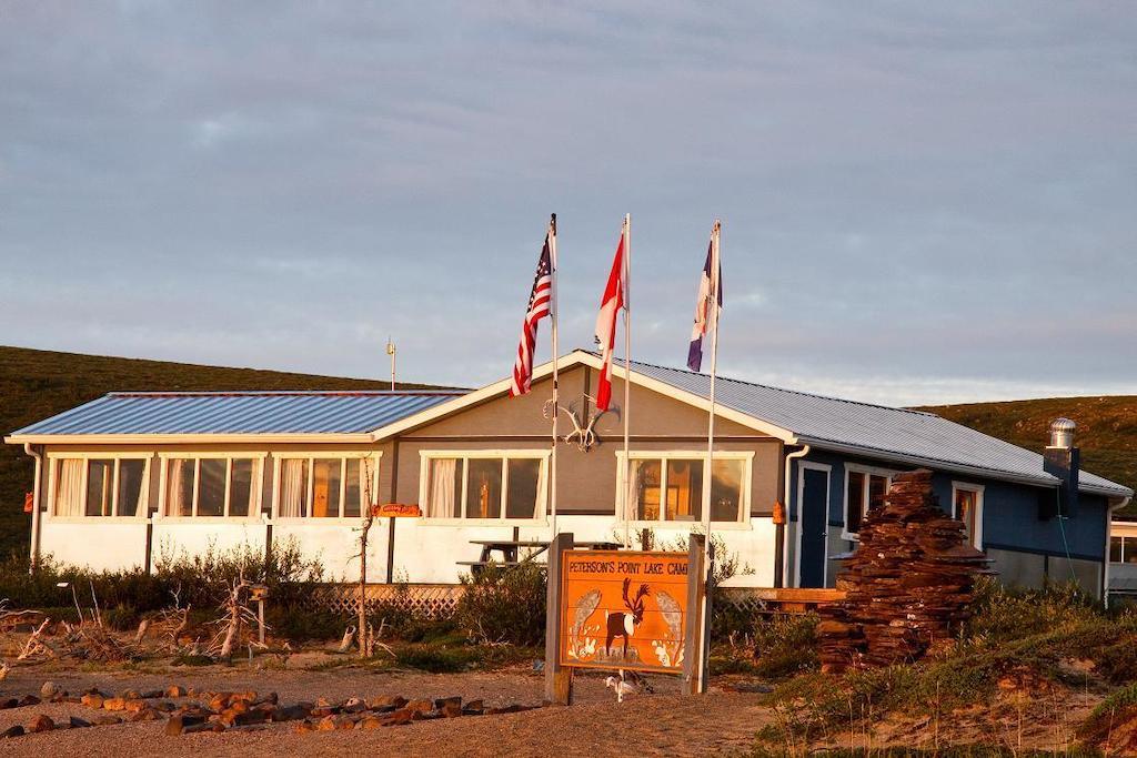 Peterson'S Point Lake Lodge Yellowknife Exterior photo