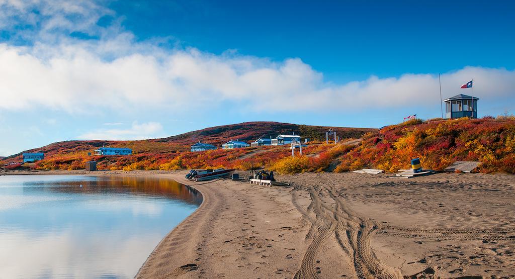 Peterson'S Point Lake Lodge Yellowknife Exterior photo